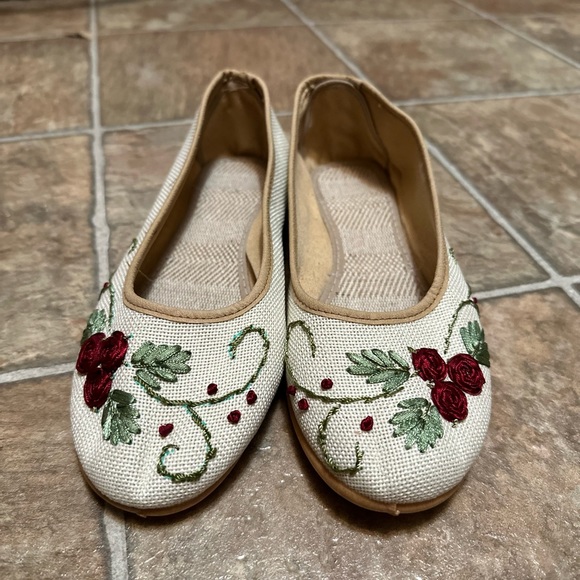 Hand embroidered flats -NEW - Picture 4 of 4